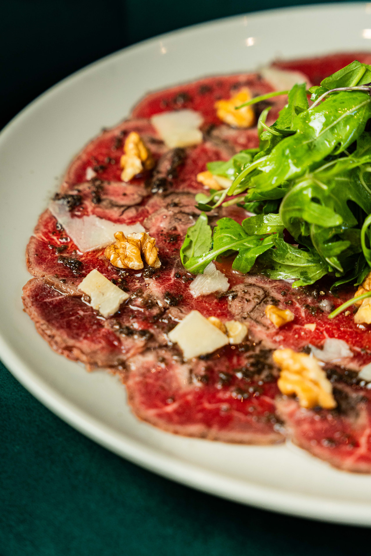 Carpaccio de vaca madurada con parmesano y nueces
