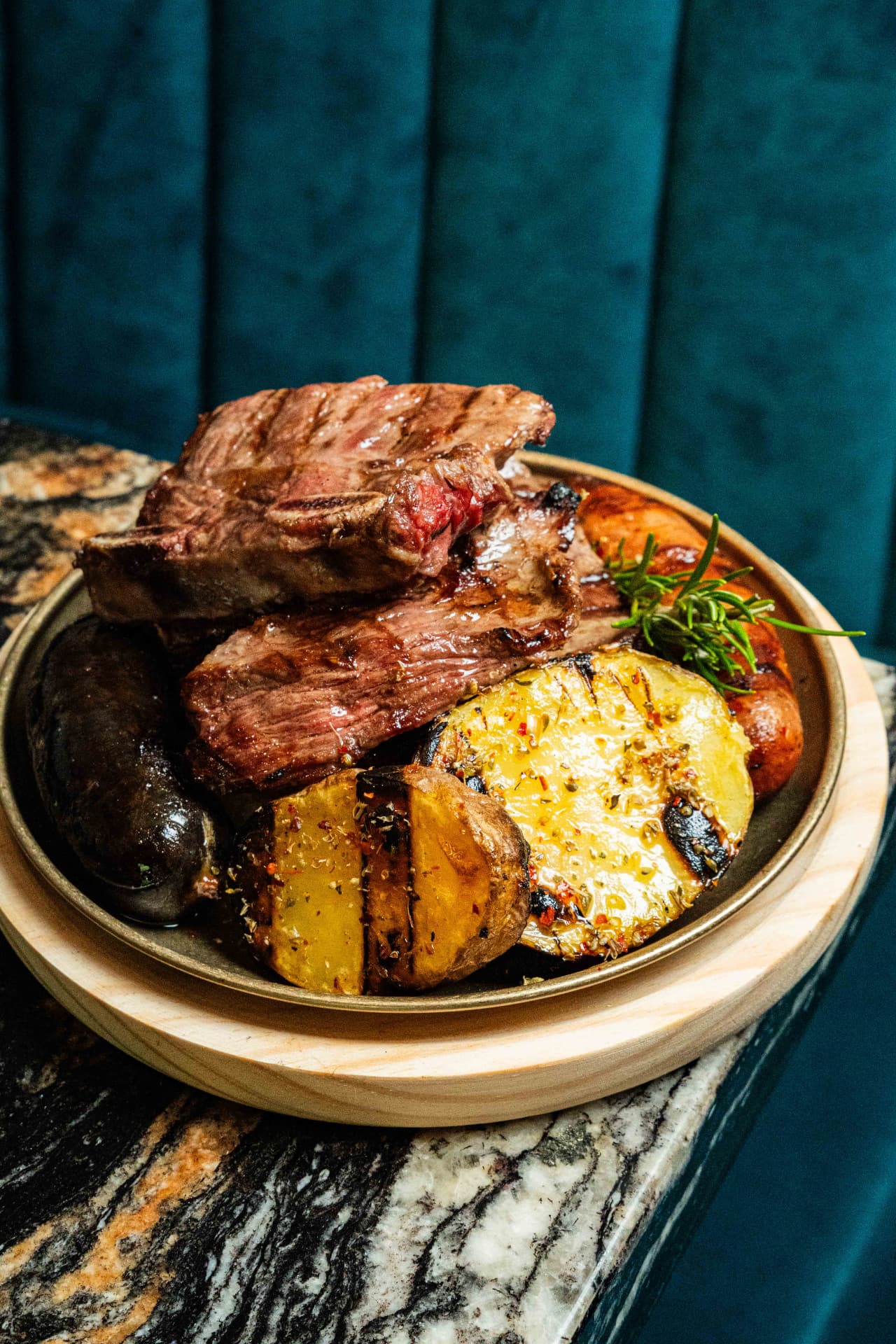Parrillada FERAL con entraña, morcilla y patatas