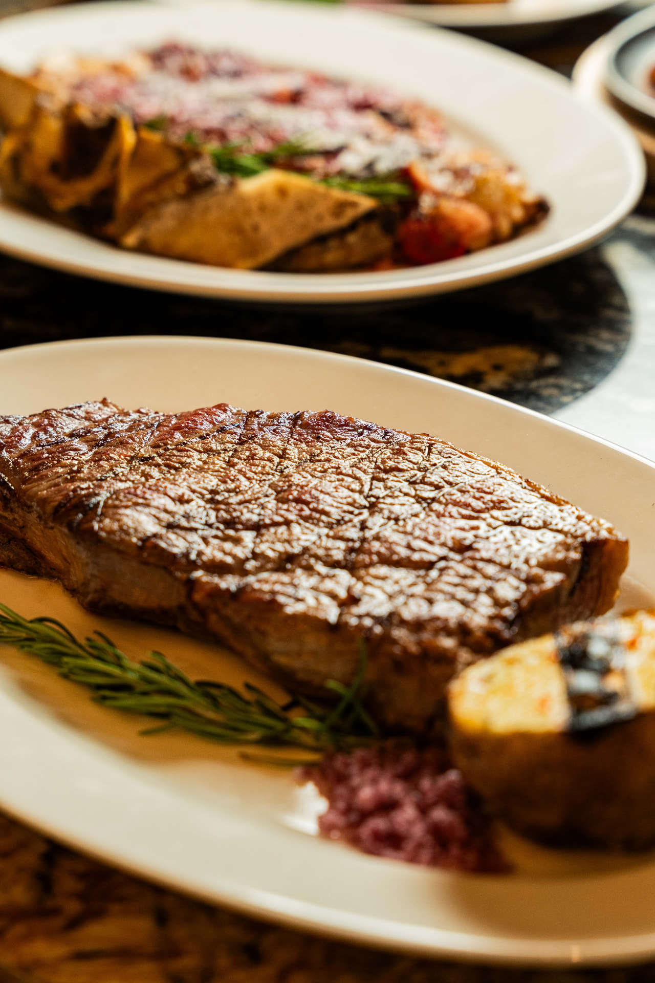 T-Bone a la parrilla con patata asada