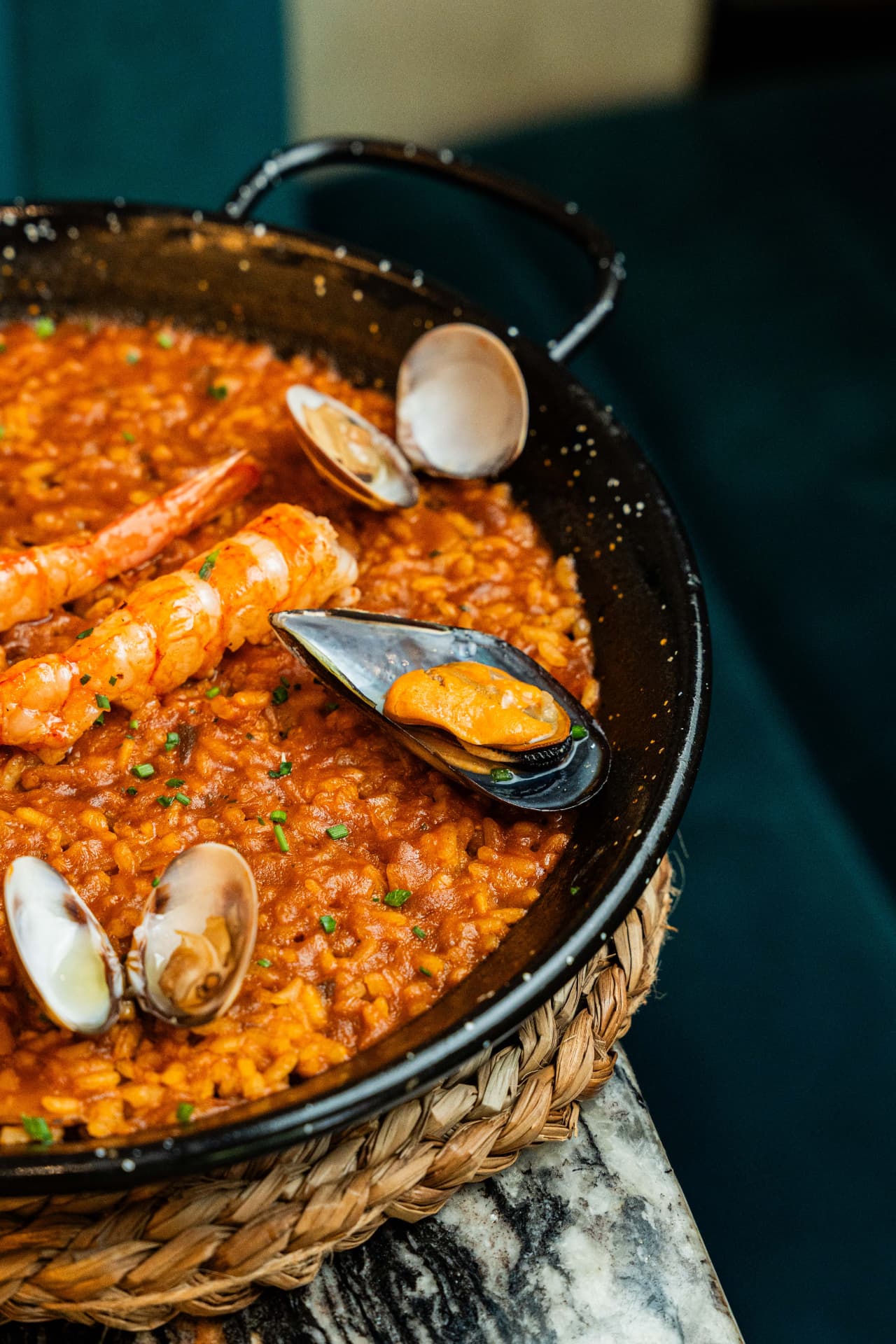 Arroz meloso de marisco en paellera
