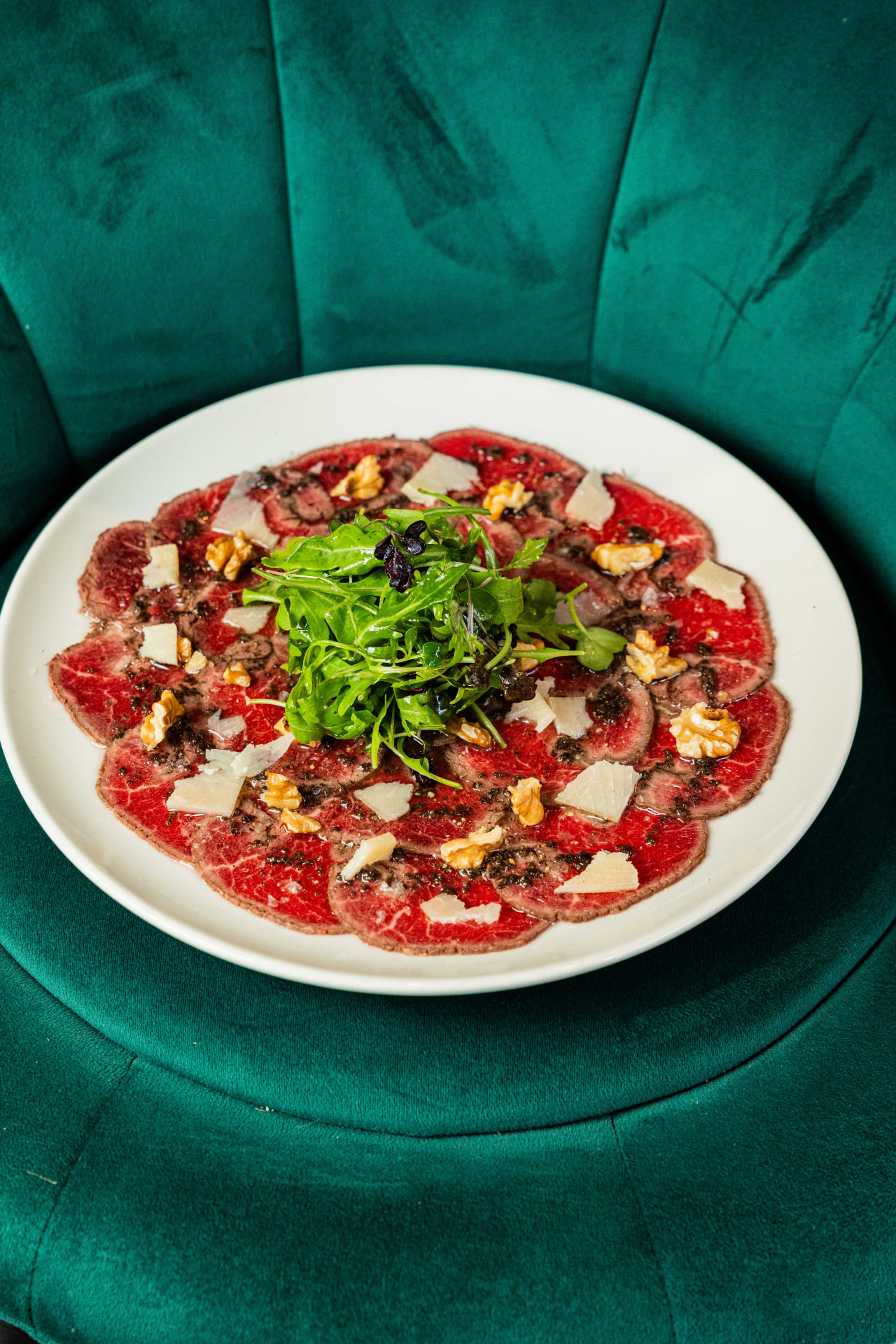 Carpaccio de vaca madurada servido sobre terciopelo verde